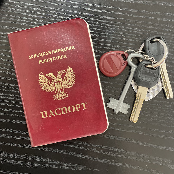 Что делать, если нужно срочно продать квартиру в Донецке, а в ней прописан член семьи, который не проживает? Можно ли его выписать законно?В случае, если необходимо срочно продать квартиру, важно получить согласие всех прописанных в ней лиц. Но что делать, если член семьи не проживает в ней? Именно в такой ситуации возникает вопрос о том, чтобы выписать такого гражданина из объекта недвижимости.Проведя анализ судебной практики становится возможным сделать вывод: для того, чтобы признать гражданина утратившим право владения или проживания в квартире, необходимо предоставить юридические доказательства об отсутствии члена семьи на месте постоянного проживания. При этом выписываемый должен иметь возможность прописаться в ином месте жительства, в котором будет проживать на постоянной основе.Что делать, если такой возможности нет? Как правило, в такой ситуации суды наиболее часто отказывают в удовлетворении иска о выписке, даже если ответчик проживает на другой территории постоянно, но не прописан там. Чтобы выписать члена семьи из квартиры здесь придется немного потрудиться.Для разрешения спора в такой ситуации и признания у ответчика утраты права пользования жилым помещением, необходимо предоставить следующие доказательства:
Нужно подтвердить факт выезда члена семьи из квартиры, в которой он прописан;
Нужно подтвердить его прибытие на ПМЖ в иное жилое помещение;
Лучше позаботиться о наличии добровольного согласия лица выписаться из квартиры.
В качестве наиболее распространенной доказательной базы судом могут быть учтены следующие факты:
Официально составленные акты специальными службами или коммунальными организациями, подтверждающие осмотр жилого помещения;
Документация, которая может подтвердить техническое состояние жилого помещения, из которого необходимо выписать члена семьи;
Свидетельствование соседей или самого члена семьи о том, что он больше не проживает на занимаемой площади;
Официальные сведения об имеющейся задолженности по оплате коммунальных платежей;
Официально подтвержденные сведения, полученные из органов внутренних дел, подтверждающие факт отсутствия члена семьи на территории истца.
В качестве доказательной базы о том, что выбывший член семьи прибыл на другое место жительства суд может рассматривать:
Сведения о том, что гражданином были приобретены права владения и пользования иными жилыми помещениями, пригодными для проживания;
Свидетельствование о том, что выписываемое лицо заключило брак и проживает совместно с семьей в ином жилом помещении;
Свидетельство о том, что гражданин был уволен с рабочего места и трудоустроен по новому месту жительства, находящемуся в другом населенном пункте.
Здесь важно заметить то, что вышеперечисленные доказательства могут быть не единственными, выступающими в качестве подтверждающей базы, используемой для выписки члена семьи. Судом могут быть приняты на рассмотрение и иные документы, сведения, содержащие информацию и проживании гражданина. Это могут быть и данные миграционной службы, официальные сведения налоговых органов власти о том, что член семьи осуществляет предпринимательскую деятельность на другой территории и иные документы, которые содержат информацию о фактическом месте проживания выписываемого члена семьи.Чтобы законно выписать члена семьи из квартиры, которая подлежит последующей продаже, важно, чтобы выбытие данного лица из занимаемой площади было добровольным. В противном случае судебное решение не сможет удовлетворить требования истца о выписке члена семьи из квартиры, в которой он не проживает.