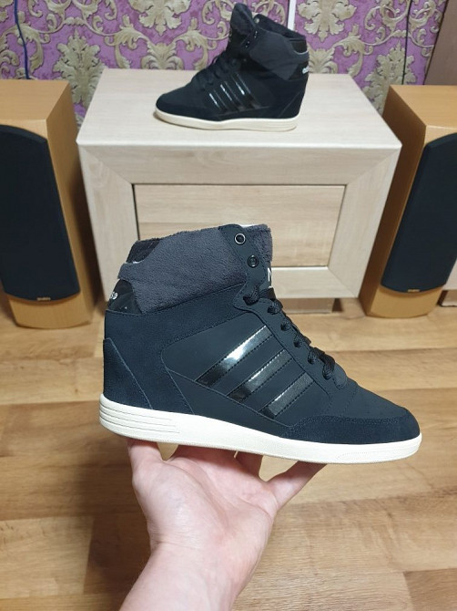 Ботинки сникерсы женские Adidas Neo Label 40p. на танкетке Енакиево - изображение 1