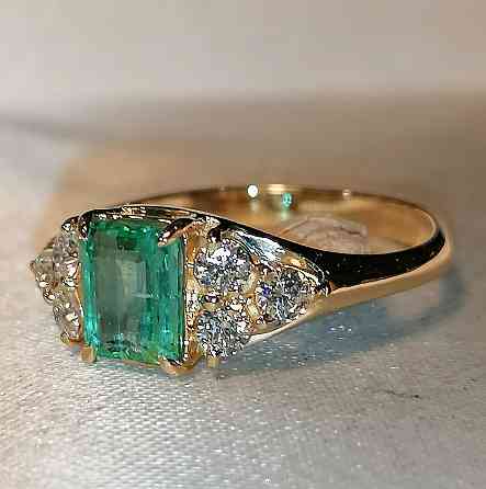 Золотое кольцо с натуральным изумрудом и бриллиантами Тельманово